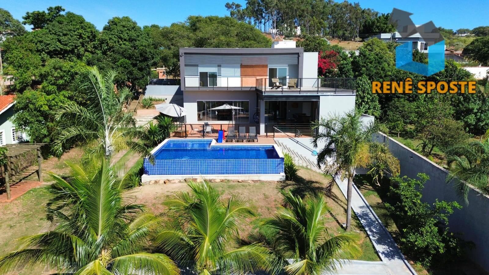 Casa, 4 quartos, 243 m² - Foto 1